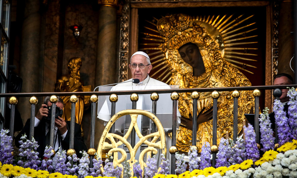 Popiežius lankosi Aušros vartuose