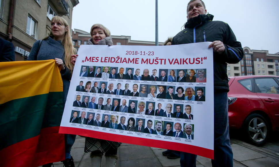 Vilniaus Nepriklausomybės aikštėje susidūrė dviejų skirtingų mitingų dalyviai.