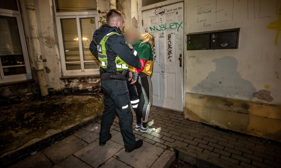 Policijos pareigūnai per specialią operaciją su narkotikais sulaikė sostinės klubo „Selfiecide bar“  lankytojus 