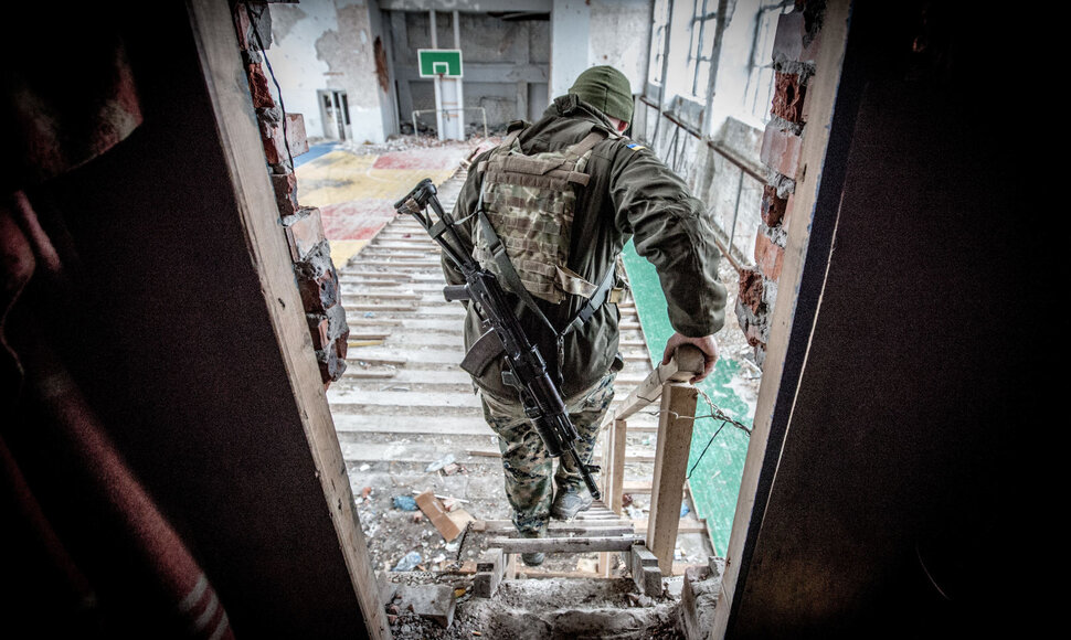 Ukrainos kariuomenės karys sugriautoje mokykloje, kurioje jų dalinys įsirengęs priešakines pozicijas