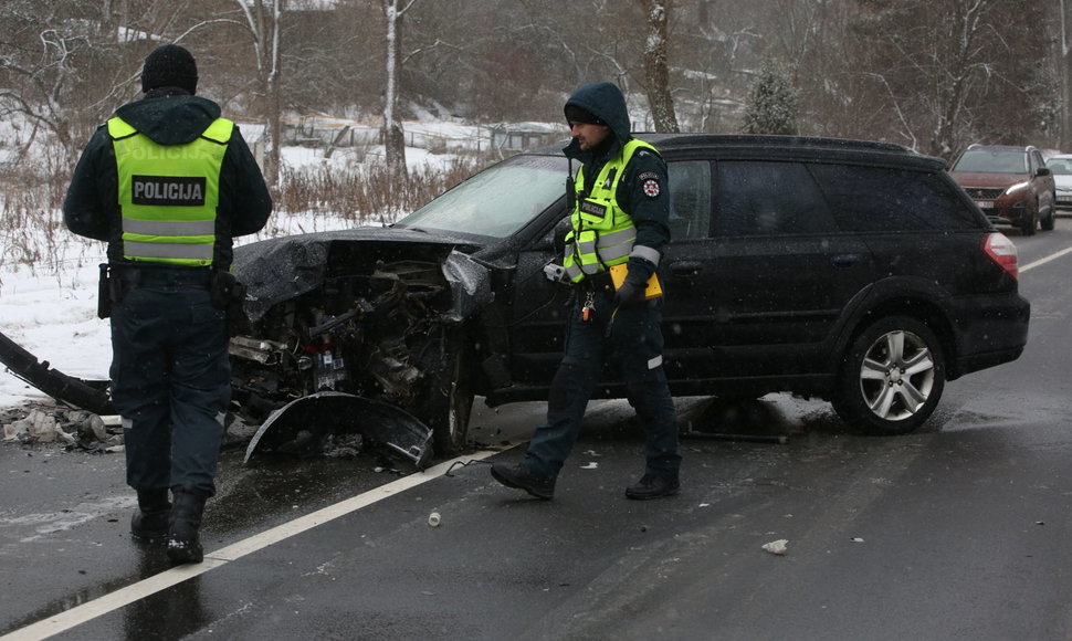 Trečiadienio vidurdienį Vilniuje, Verkių gatvėje, įvyko masinė avarija, kur sudaužyti 3 automobiliai
