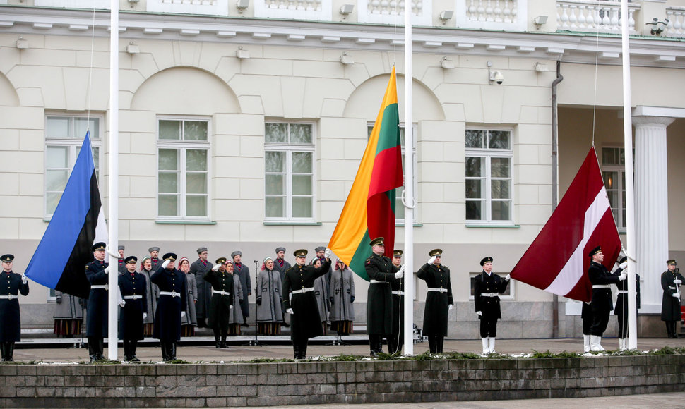 Prezidentūros aikštėje iškeltos trijų Baltijos valstybių vėliavos 