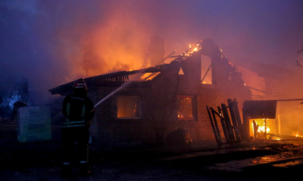 Vilniaus Rakonių gatvėje sudegė du pastatai