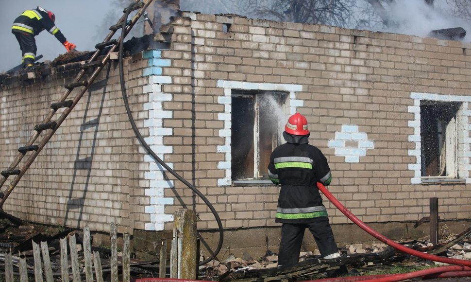 Šalčininkų rajone, Krakūnų kaime kilęs gaisras sunaikino apie 20 pastatų