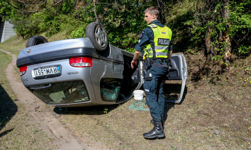 Oskaro MIlašiaus gatvėje apsivertė automobilis „Peugeot“