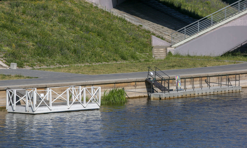 Laivai ir pontonai Neryje ties Vilniumi