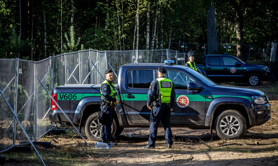 Viešojo saugumo tarnybos pareigūnai saugo Rūdininkų stovyklos tvorą