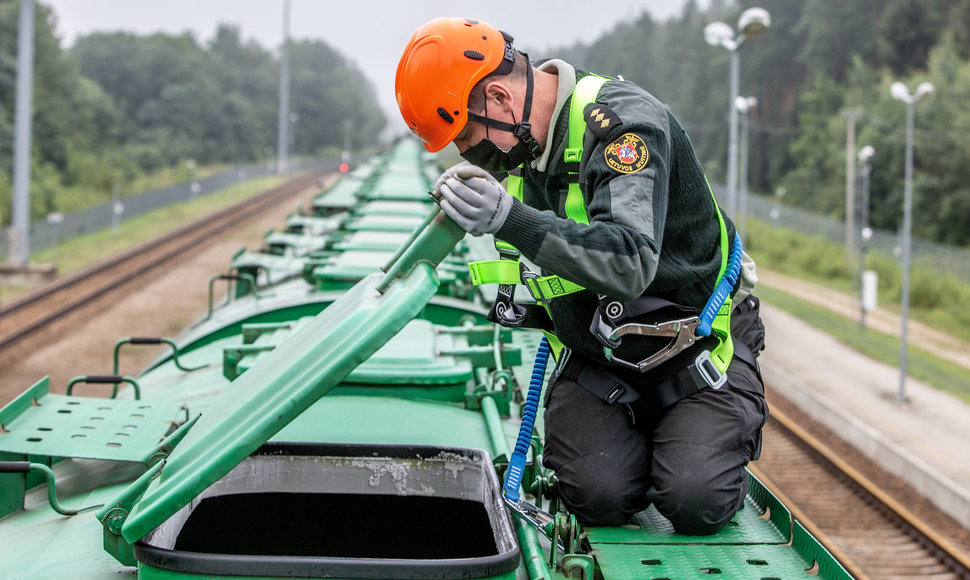 Muitinės pareigūnas tikrina krovininį vagoną su trąšomis Stasylų (Šalčininkų r.) geležinkelio stotyje  