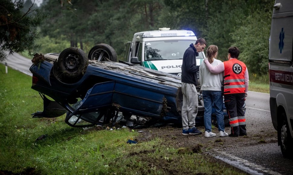 Kelyje Barčiai – Varėna nuo kelio nulėkė ir apvirto automobilis