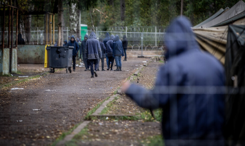 Iš Rūdninkų migrantų stovyklos (Šalčininkų r.) gyventojai iškeliami į Kybartų (Vilkaviškio r.) užsieniečių registracijos centrą