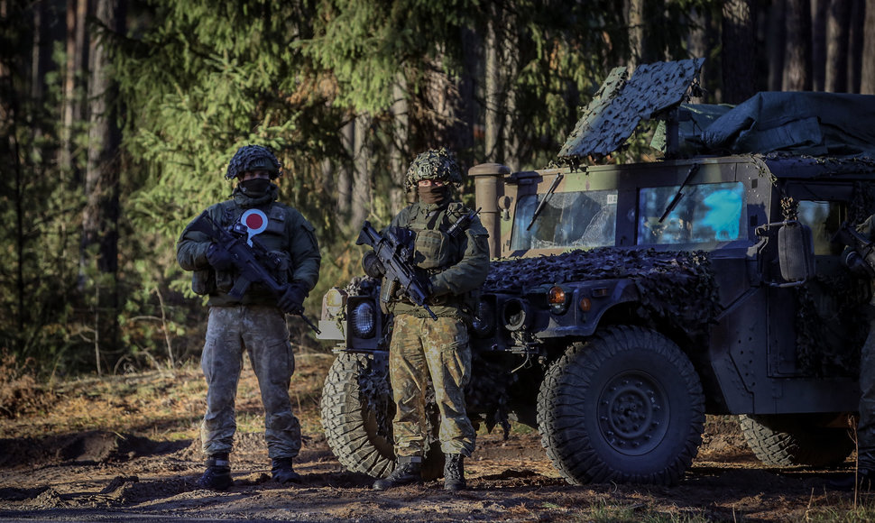 Lietuvos kariuomenės kariai budi šalia kelio vedančio į Druskininkus
