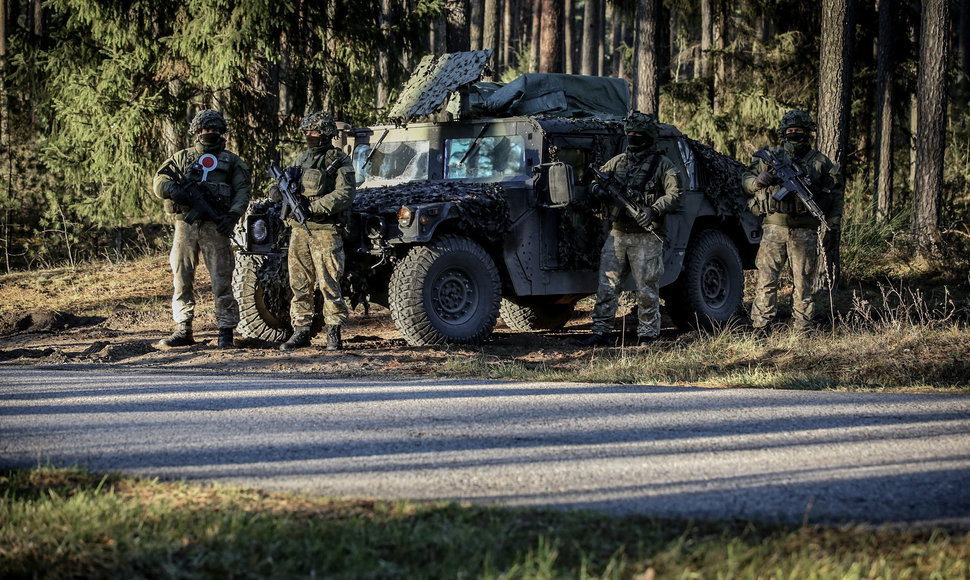 Lietuvos kariuomenės kariai budi šalia kelio vedančio į Druskininkus
