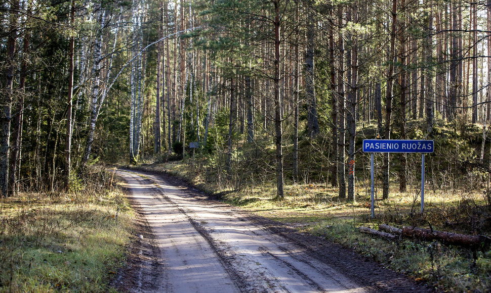 Pasienio ruožą žymintis ženklas ties Musteikos kaimu (Varėnos raj.)