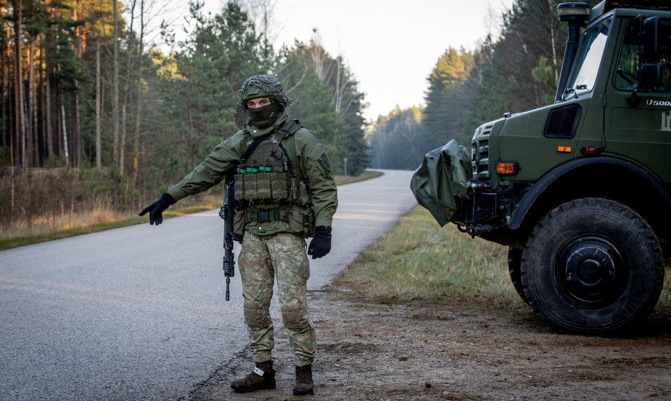 Įvedus nepaprastąją padėtį, kariškis stabdo automobilį Druskininkų pasienio užkardos teritorijoje