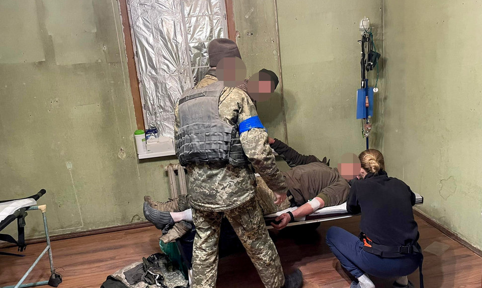 Traumų stabilizavimo punktas priešakinėse Ukrainos karo linijose, kur dirba lietuvis gydytojas