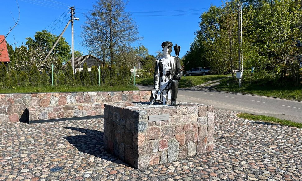 Merkinėje dažais apipiltas paminklas partizanų vadui Adolfui Ramanauskui-Vanagui 2023 m. Gegužės 08 d. 