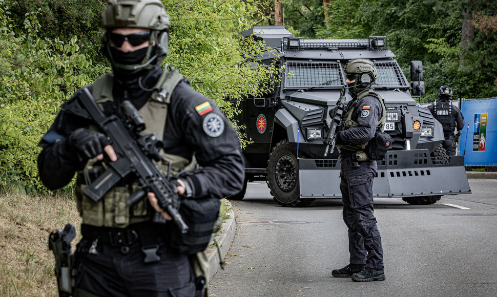 Viešojo saugumo tarnybos operatyvaus reagavimo kontratakos komanda (ORKA) saugo įvažiavimą į NATO viršūnių susitikimo renginio vietą Vilniaus Litexpo parodų centre