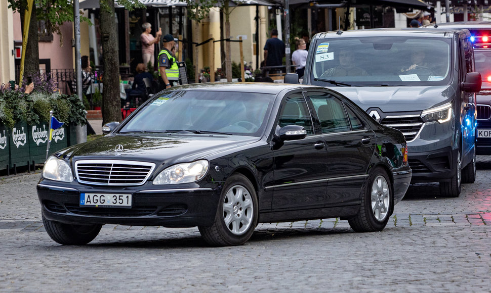 Šarvuotas Mercedes, kuriuo NATO viršūnių susitikimo metu buvo vežiojamas Ukrainos prezidentas Volodymyras Zelenskis