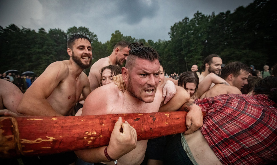 Festivalio „Mėnuo juodaragis“ metu žaidžiamas rąstplėšis – senasis lietuvių jėgos žaidimas 