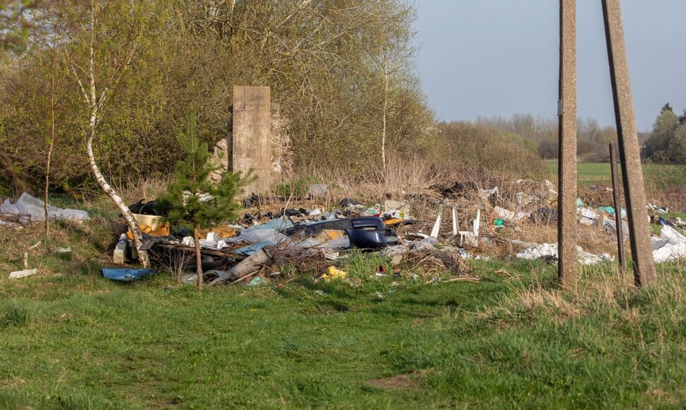 Keliasde&scaron;imt metų Asvejos ežero pa&scaron;onėje veikiantis nelegalus sąvartynas 