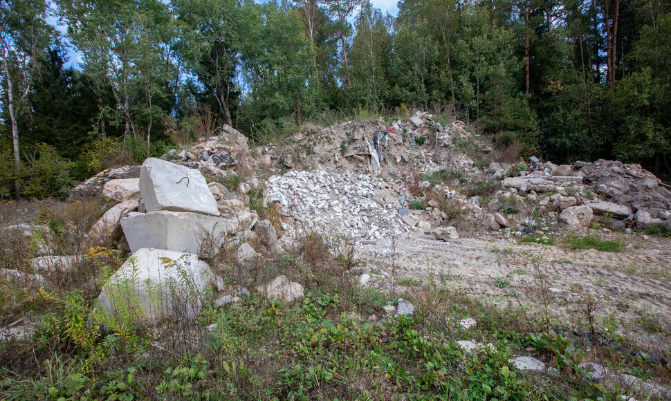 Juodžiuose (Vilniaus raj.) Zareckio sklype i&scaron;piltos pavojingos ir kitos atliekos 