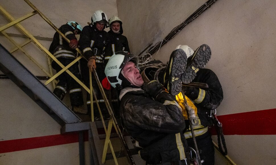 Vilniuje, buvusios įmonės &bdquo;Audėjas&ldquo; teritorijoje, vyko kontrolinės taktinės ugniagesių gelbėtojų pratybos. 
