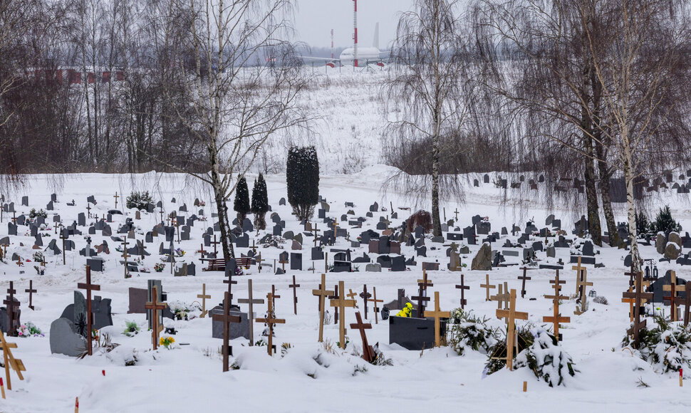 Duobkasys Vaclovas Liepynės kapinėse kasa duobę karstui