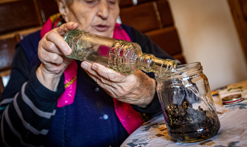 Sudžiovintos &scaron;mar&scaron;kos užpilamos degtine ir palaikomos 
