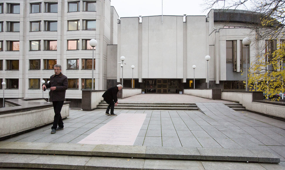 Vilniuje V.Kudirkos aikštėje komisija vertino būsimo sušaudytų Vyriausybės narių atminimo įamžinimo projektą