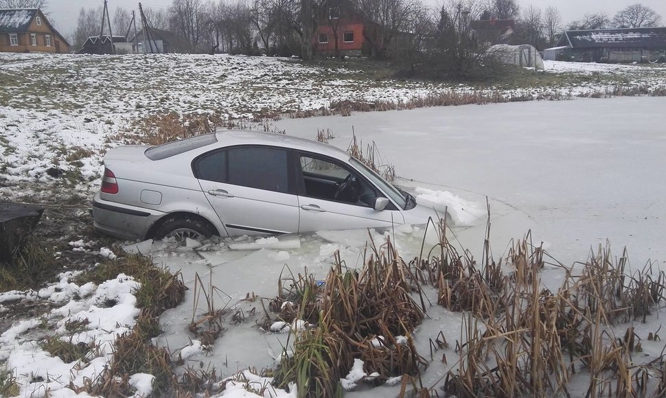 Linkmenyse (Ignalinos raj.) BMW įskriejo į tvenkinį