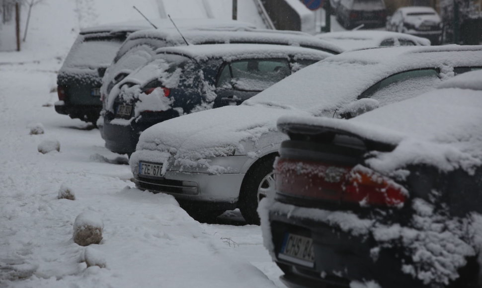 Eismą šalies keliuose sunkina plikledis ir šlapdriba