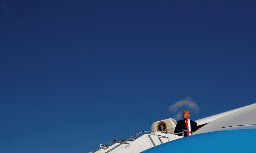 JAV prezidentas Donaldas Trumpas lipa į lėktuvą, vykstantį į Ohajo valstiją