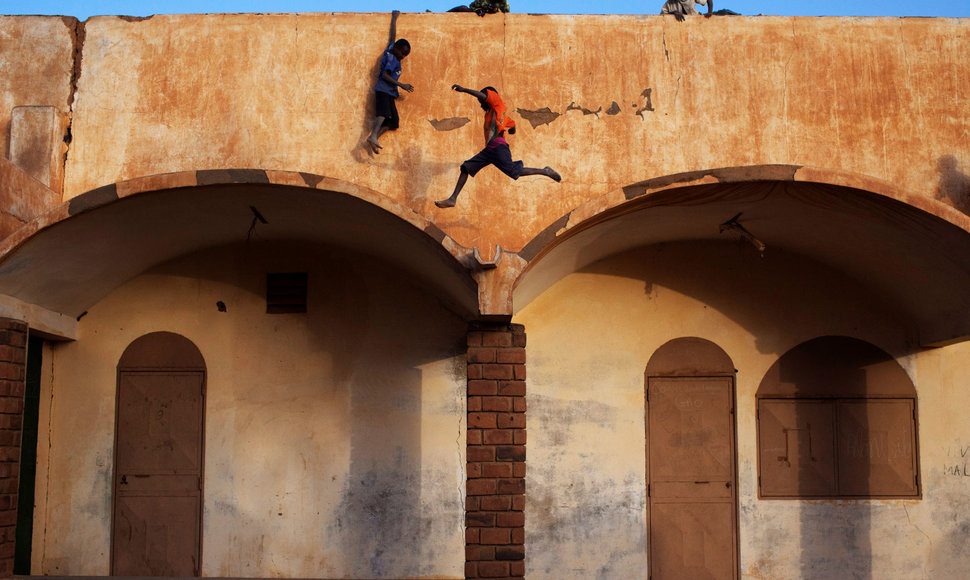 Malis, 2013 vasario 20 d. Berniukai žaidžia prie įėjimo į futbolo stadioną
