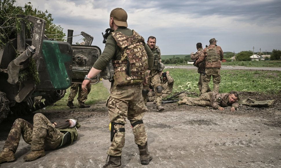 Ukrainos kariai netoli fronto linijos Donbase