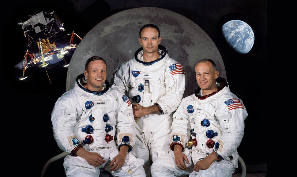 Prieš 53-ejus metus žmonės išsilaipino Mėnulyje. Per vidurį - "Apollo 11" pagrindinės įgulos nuotrauka. Iš kairės į dešinę - astronautai Neilas A.Armstrongas, vadas, Maiklas Kolinsas, vadavietės modulio pilotas, ir Edvinas E.Aldrinas jaunesnysis, Mėnulio modulio pilotas.
