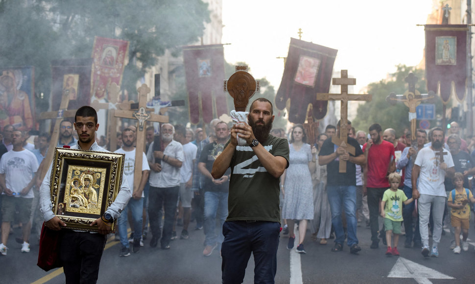 Tūkstančiai serbų ortodoksų sekmadienį dalyvavo demonstracijoje Belgrade