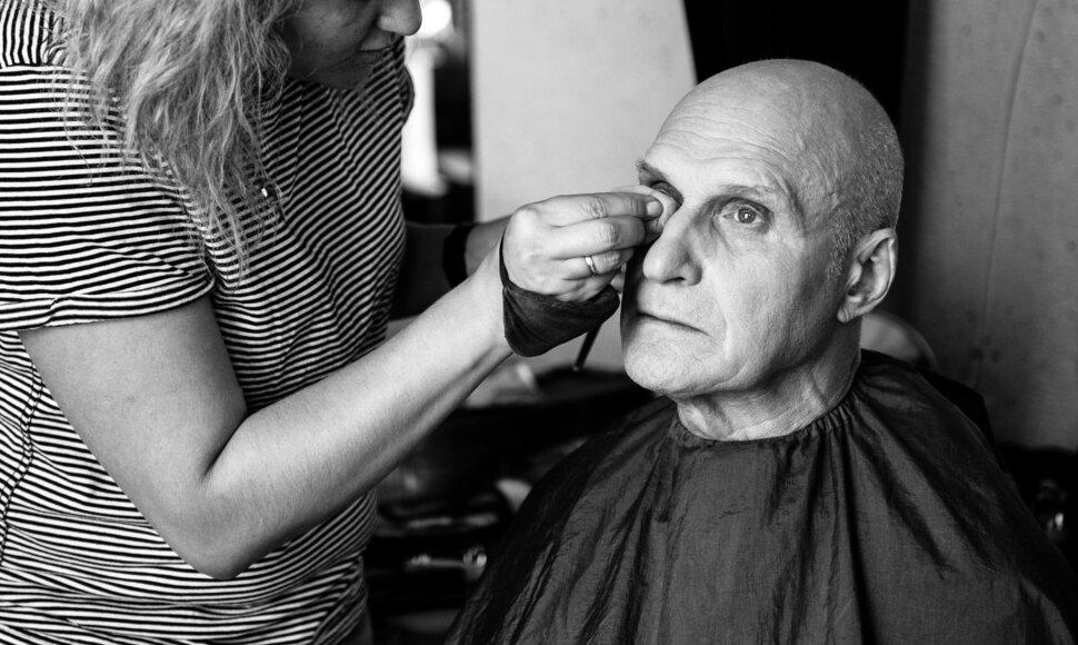 Aktorius Albinas Kėleris teatro grimerinėje prie&scaron; rež. R.Banionio spektaklį &bdquo;Veneros įkaitai&ldquo;. Vilniaus kamerinis teatras. 2019, Vilnius