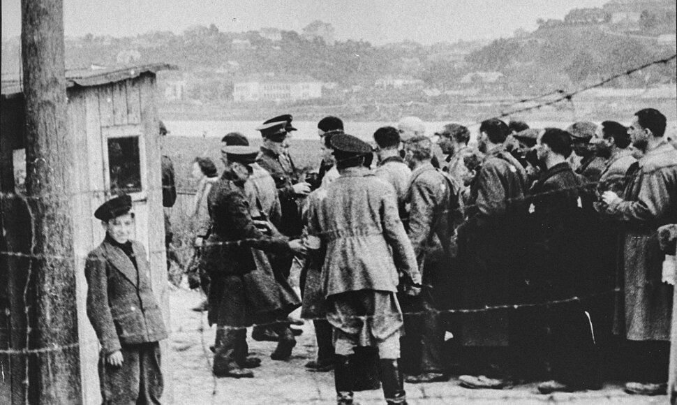 Žydų vyrai grįžta į getą po priverstinių darbų lauke