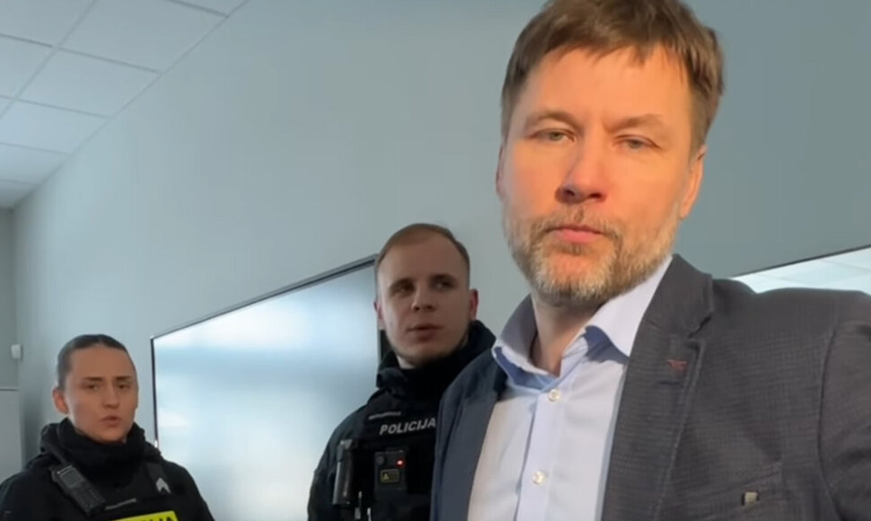 Į Alytaus gimnaziją atvykusi policija ai&scaron;kinosi su profsąjungos pirmininku Andriumi Navicku