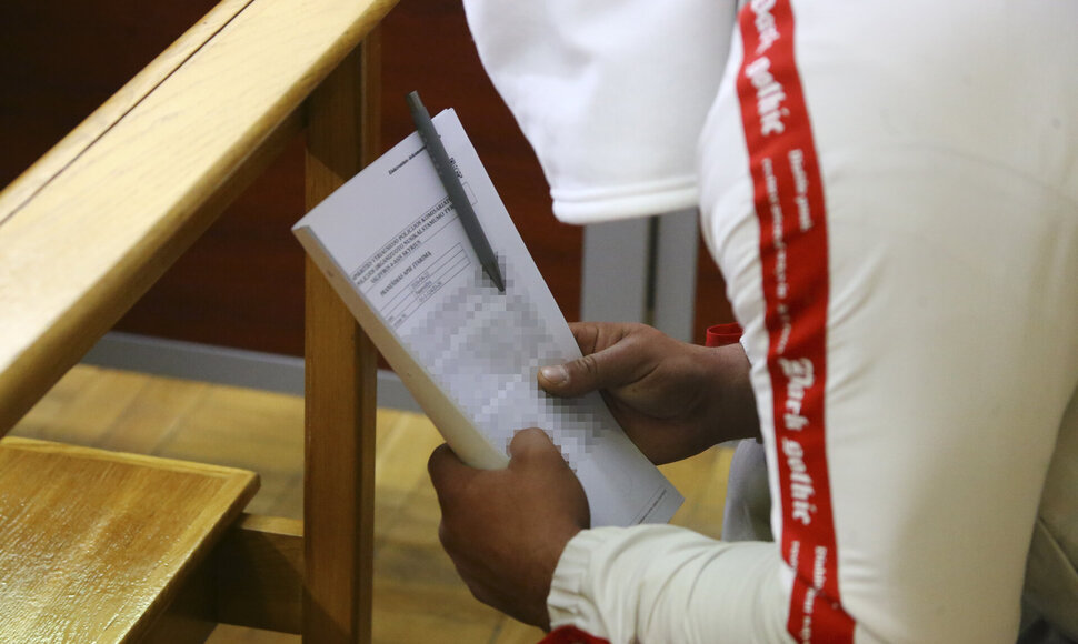 Įtariamasis Manto Sadausko nužudymu atvestas į teismą
