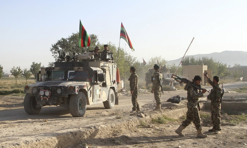 Afganistano kariuomenė prie šturmuoto kalėjimo