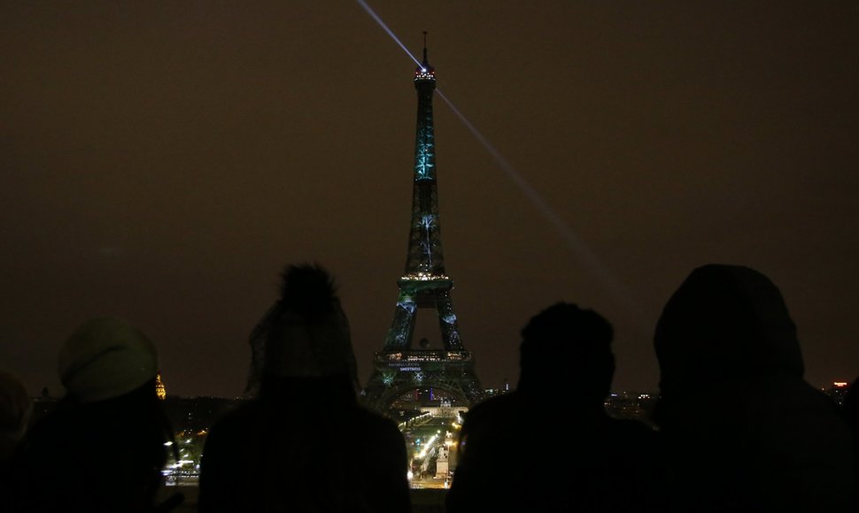 Eiffelio bokštas nušvito žaliais „virtualiais medžiais“