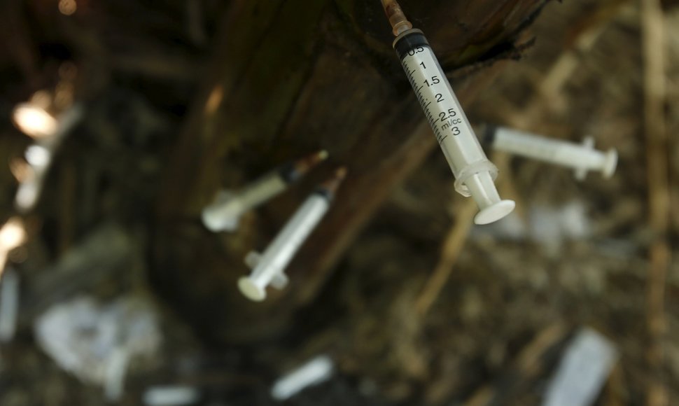 Panaudoti heroino švirkštai, įsmeigti į bananmedžio kamieną Vietname