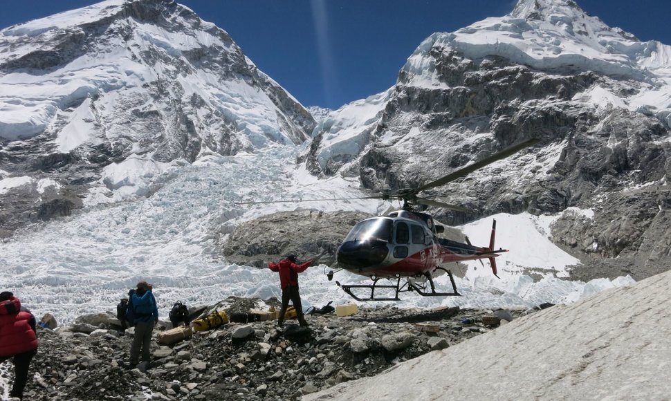 Atšaukus draudimą prasidėjusios ekspedicijos į Everestą pažymėtos mirtimi