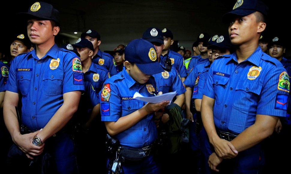 Filipinų policijai ypač trūkstant pinigų pareigūnams tenka patiems pirkti šovinius 