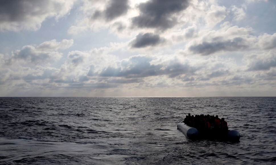 Laivas Viduržemio jūroje gelbsti išsekusius Šiaurės Afrikos migrantus