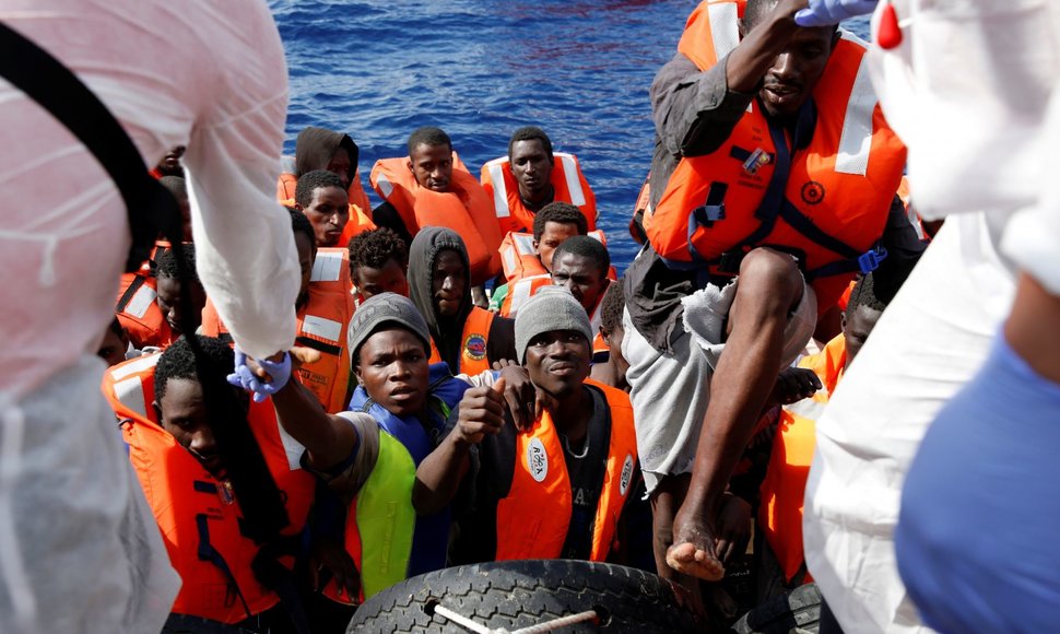 Laivas Viduržemio jūroje gelbsti išsekusius Šiaurės Afrikos migrantus
