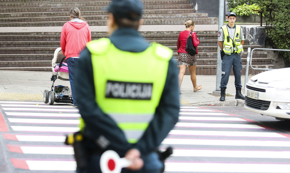 Policininkai budi prie pėsčiųjų perėjos per rugsėjo 1-ąją