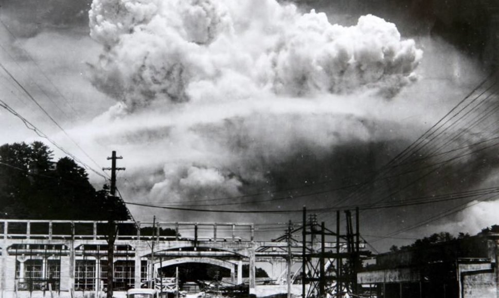 Nuo žemės užfiksuotas Nagasakio atominės bombos sprogimas