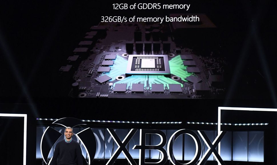 Los Andžele pristatytas naujasis „Xbox one X“ žaidimų kompiuteris